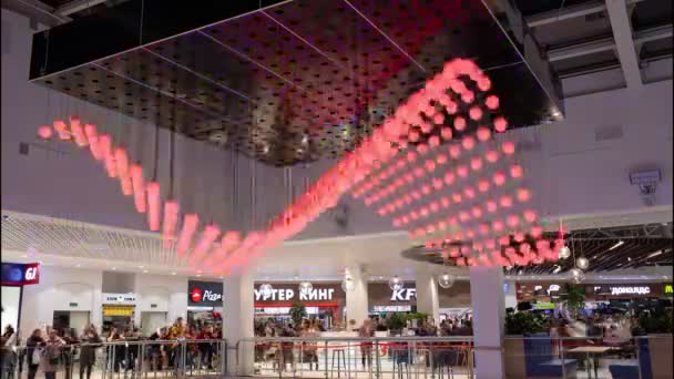 Spectacle de lumière fantastique avec des boules lumineuses dans le centre commercial — Video