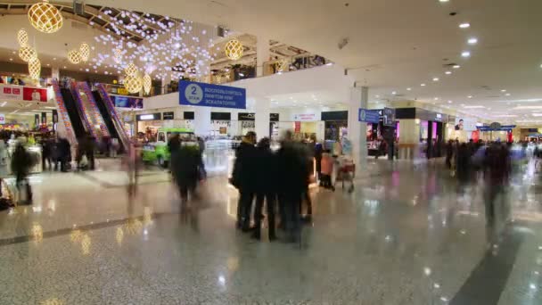 Multidão de pessoas caminha ao longo shopping center com luzes brilhantes — Vídeo de Stock