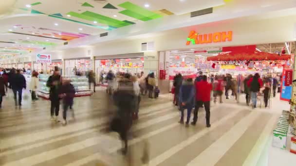 Auchan supermarkt met klanten in nieuw winkelcentrum — Stockvideo