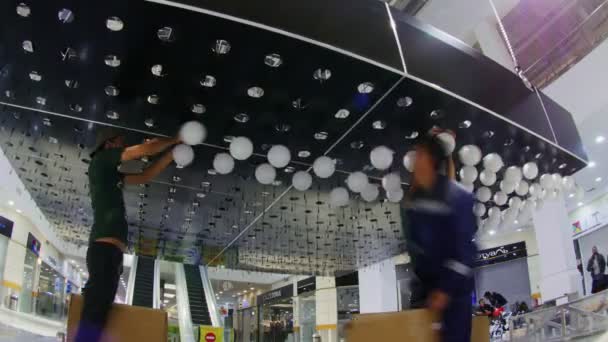 Elettricisti installare lampadine per la costruzione nel centro commerciale — Video Stock