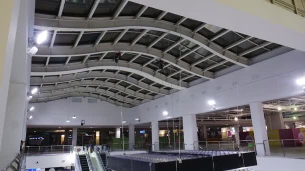 Installing modern illuminating construction in shopping mall — Stock Video