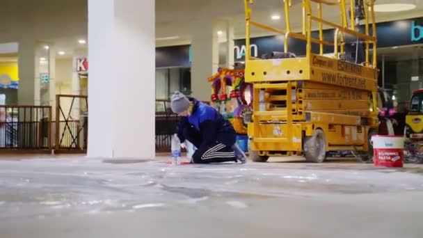 Femme prépare mélange pour faire des travaux de finition dans le hall spacieux — Video
