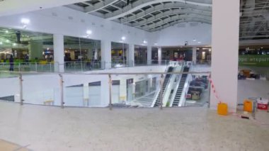 Elektrikçiler aydınlatıcı inşaatı salonda monte ettiler