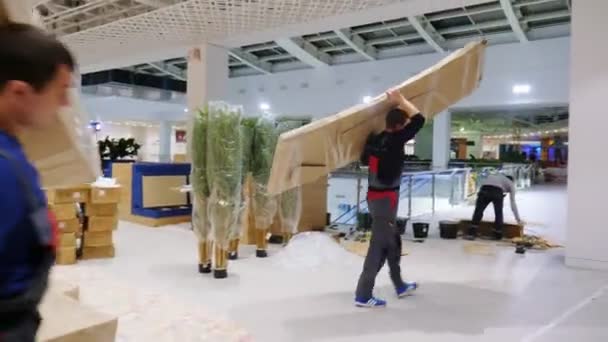 Werknemers dragen details verpakt met papier in het winkelcentrum — Stockvideo
