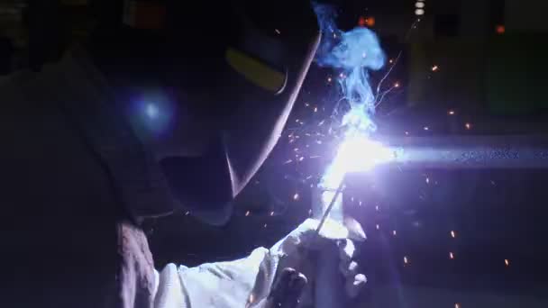 Robotnik w masce ochronnej rura spawalnicza w budownictwie — Wideo stockowe