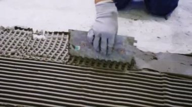 Eldiven yapımcısı yere fayans sermek için araç ile karışım yayar