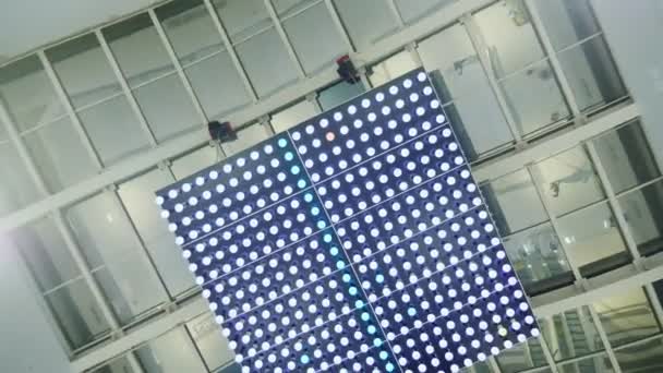 商场照明结构下的摄像头掉头 — 图库视频影像