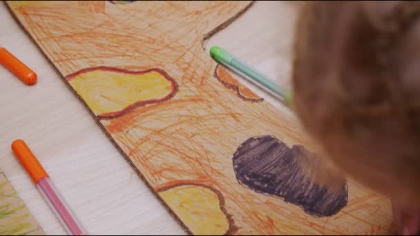 Enfants peignent la figure animale avec des couleurs vives à la table — Video