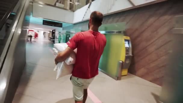 Man carries bag with product of recycling materials in hall — Stock Video
