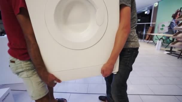 Hombres ponen lavadora en stand en exposición ecológica — Vídeo de stock