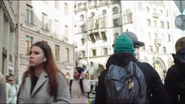 头戴绿帽背着背包的男子骑着摩托车沿街行驶 — 图库视频影像