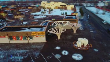 Hayvanat bahçesinde filler heykeller ve kışın dekoratif ağaçlar.