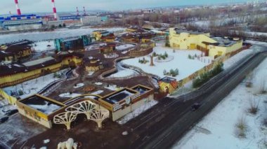 Hayvanat bahçesi bölgesi. Kışın girişte fillerin heykelleri var.