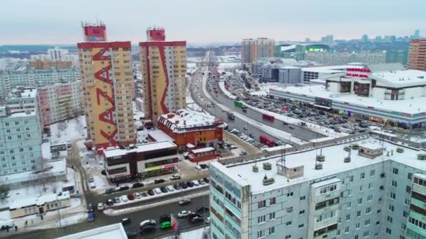 Schönes Mehrfamilienhaus mit Wort Kazan an der Fassade — Stockvideo