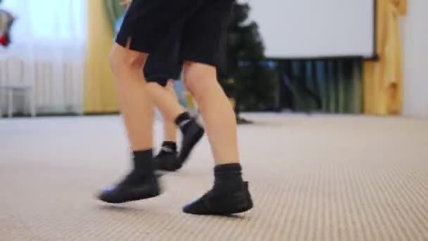 Kisgyerekek táncolnak óvodai tanárral a szobában — Stock videók