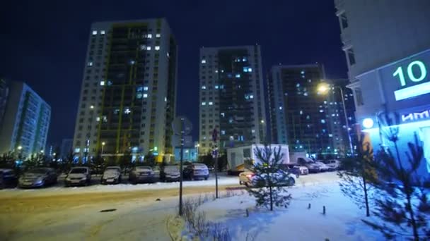 Dzielnica z wysokich budynków blokowych w mroźny zimowy wieczór — Wideo stockowe