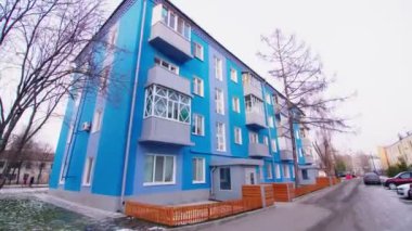 Kışın metal plastik pencereli mavi konut binası