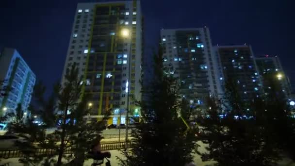 Edifícios confortáveis na rua nevada na noite fria do inverno — Vídeo de Stock