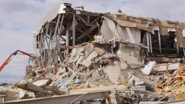 Machine destroys old hockey arena at demolition works — Stock Video