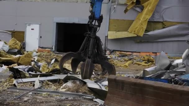 Maskin med robotarm demonterar spillrorna av hokey arena — Stockvideo