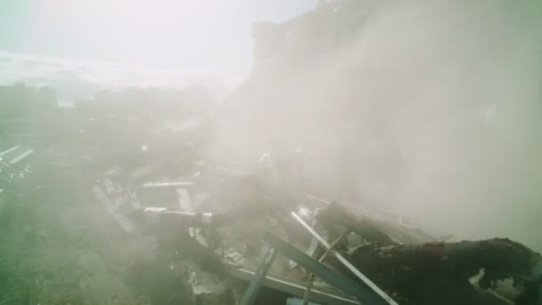 Site de démolition ouvert de l'aréna de hockey en ruine dans un nuage de poussière — Video