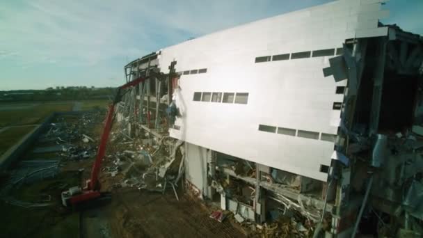 Nový stroj demontuje fasádu starého opuštěného stadionu — Stock video