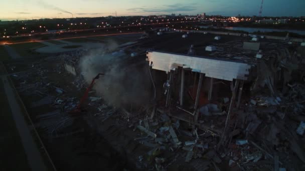 Hockey stadion met vallende dak onder heldere hemel in de avond — Stockvideo