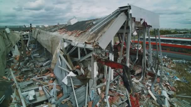 Excavadora con brazo automático destruye techo de arena de hockey — Vídeo de stock