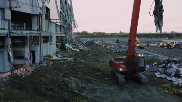 Excavadora con accionamientos automáticos de corte a lo largo del sitio de demolición — Vídeos de Stock