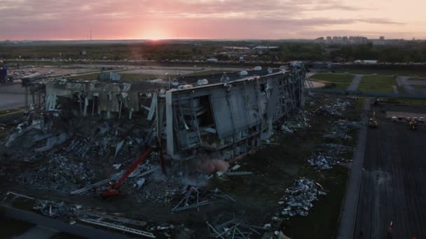 Obras de construção de máquinas no local de demolição da arena desportiva — Vídeo de Stock