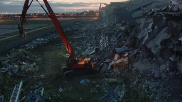 Exkavátor működik bontása sport stadion alkonyatkor — Stock videók