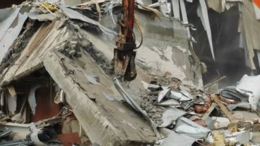 Kazıcı açık yıkım alanındaki büyük beton paneli kesti