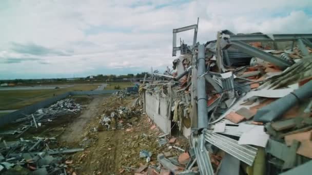 Movimiento aéreo a lo largo del sitio de demolición del estadio abandonado — Vídeo de stock