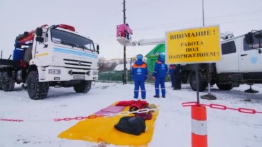 Elektrik nakil hatları yakınında makineleri olan elektrikçiler