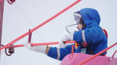 İşçi güç iletim hattına yalıtım yüklüyor