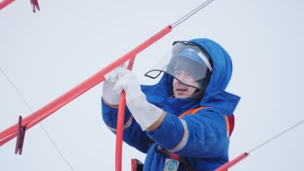 Працівник ставить пластикову ізоляцію на лінію передачі електроенергії. — стокове відео