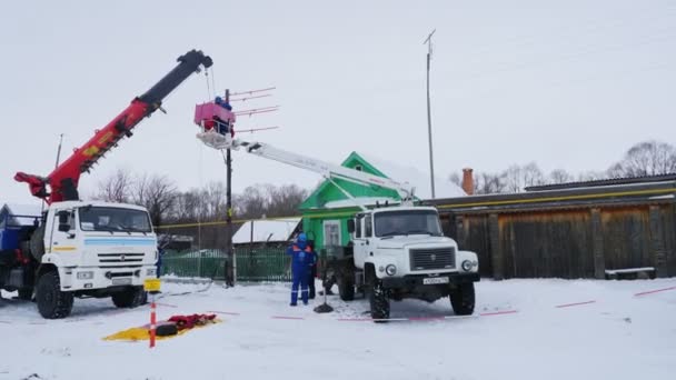 Grupa elektryków pracuje z uszkodzonymi liniami energetycznymi samochodami — Wideo stockowe