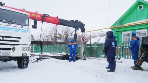 Arbeiter gräbt Grube, um Masten für Stromleitungen zu installieren — Stockvideo