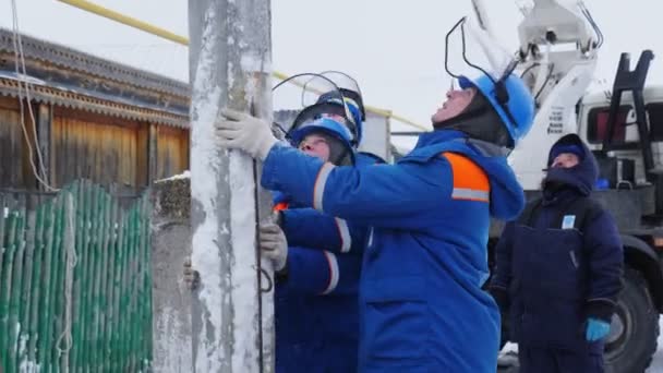 Villanyszerelők telepíteni új pólus törött vonal post télen — Stock videók