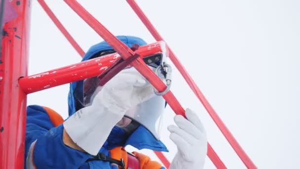 Profesionální dělník namontuje dráty na nový pól nízký úhel záběru — Stock video