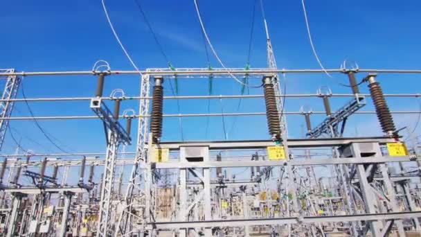 Subestação de transmissão elétrica com cabos em bom dia — Vídeo de Stock