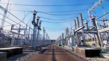 güçlü elektrik aktarım istasyonu boyunca hareket