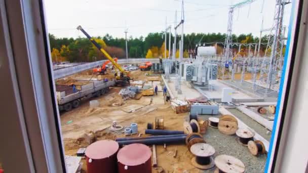 Menschen arbeiten auf der Baustelle des neuen Elektrizitätswerks — Stockvideo