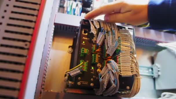 Техник проверяет подключение проводов к коммутатору крупным планом — стоковое видео