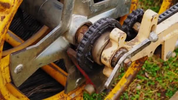 Cadena de metal en la bobina con alambre girando en el sitio de construcción — Vídeos de Stock