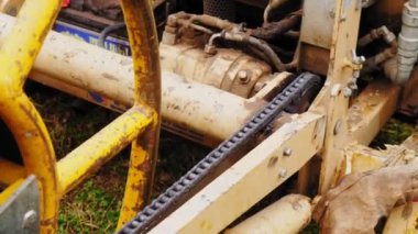 Yağ kaplı metal zincir bobindeki sarmal teli hareket ettirir