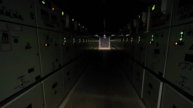 Elektrik dağıtım istasyonunun koridorunda ışık yanıyor.