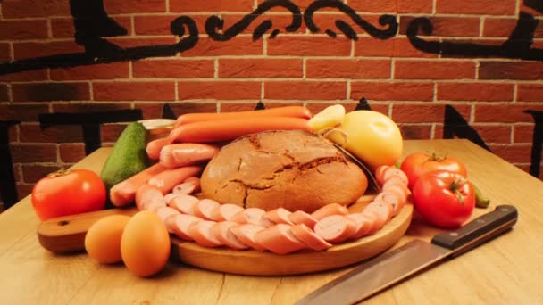 식탁 위에 맛있는 천연 소시지와 호밀 빵 이있는 고요 한 삶 — 비디오