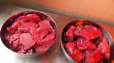 Fabrika atölyesindeki büyük kaselerde et dilimleri var.