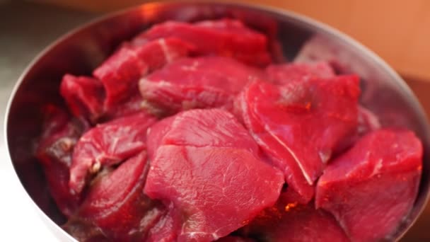 Färskt rått nötkött kött på bordet i korv gör växtaffär — Stockvideo